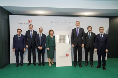 En la foto, de izq. a dcha. el alcalde de Madrid, José Luis Martínez-Almeida; el expresidente del Gobierno, Mariano Rajoy; el vicedecano de los registradores, José Miguel Tabarés; la decana de los registradores, María Emilia Adán; el rey Felipe VI; el presidente del CGPJ, Vicente Guilarte; y el ministro de la Presidencia, Justicia y Relaciones con las Cortes, Félix Bolaños.