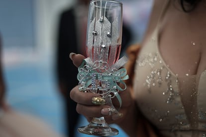Copa con la que brindaron las quinceañeras durante los festejos.