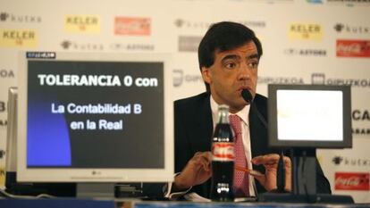 Then-Real Sociedad president Ikañi Badiola at a 2008 press conference. The logo reads: "Zero tolerance with La Real's illegal accounts."