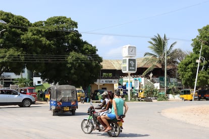 Un hombre europeo y una joven keniana se desplazan en boda-boda en la ciudad de Watamu, el 26 de diciembre de 2024.