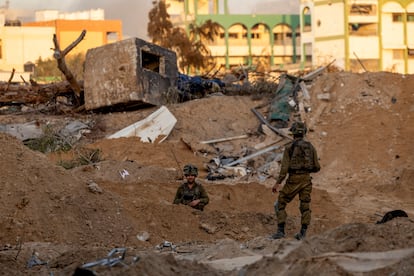 Soldados israelíes, entre escombros y tierra movida en un punto del norte de Gaza. 