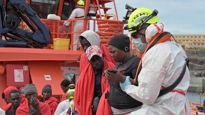 Una migrante rescatada en el mar, en el muelle de La Restinga, en El Hierro, en noviembre pasado.