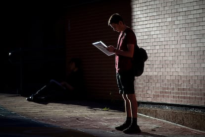 Un alumno repasaba durante los exámenes de Selectividad en Madrid, en julio.