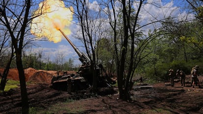 A Ukrainian 2S7 Pion battery fires toward Russian positions on the Pokrovsk front on May 15.