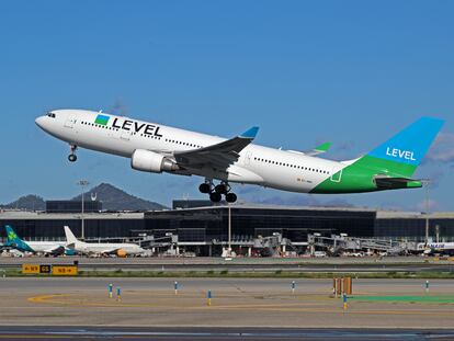 Un Airbus A330 de la aerolínea Level despega desde Barcelona El Prat.