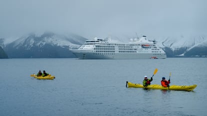 Un grupo de turistas en piragua, junto al crucero 'Silver Cloud', en la isla Decepción (Antártida).