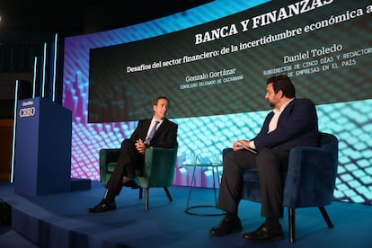 Gonzálo Gortázar, consejero delegado de Caixabank, conversa con Daniel Toledo, subdirector de CincoDías.