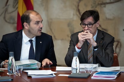 En la imagen, el consejero de la Presidencia, Albert Dalmau (I), junto al presidente de la Generalitat, Salvador Illa (D), en el inicio de la reunión.  [ALBERT GARCIA] EL PAIS
