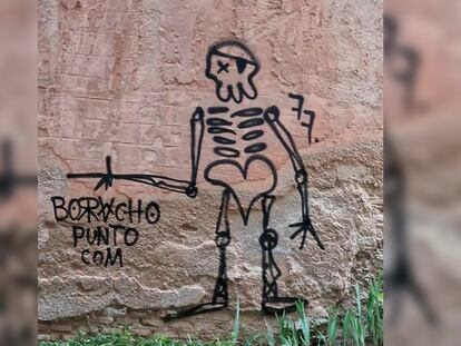 La pintada ubicada en la Alhambra de Granada, en una imagen distribuida en redes por la Policía Local de Granada.