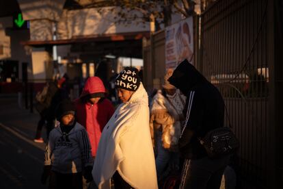 Migrants wait at the border crossing in Ciudad Juárez (Chihuahua).