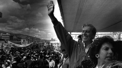 Writer Mario Vargas Llosa at a rally during the 1990 Peruvian legislative election campaign.