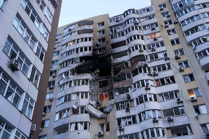Destrozos ocasionados por el impacto de un dron ruso en un edificio de viviendas en Kiev, este viernes.