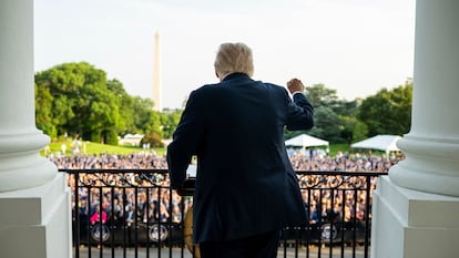 Donald Trump, de espaldas, en la Casa Blanca.