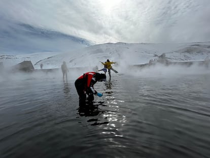 El oceanógrafo Antonio Tovar toma muestras de agua junto a un grupo de turistas en la isla Decepción (Antártida), el 29 de enero.