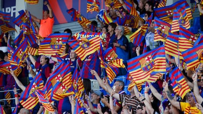 Los aficionados del Barcelona antes del inicio del partido de la final de la Copa de la Reina ante el Atlético.