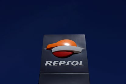 Logo de Repsol en una estación de servicio. 
