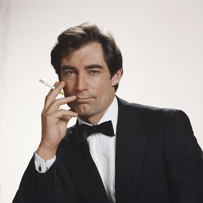 TIMOTHY DALTON, THE GRITTY BOND – He played James Bond in 'The Living Daylights' and 'Licence to Kill.' Before accepting the role, Dalton turned it down twice — first because he felt too young at just 24, and later due to disagreements with the script. Initially, his schedule clashed with production plans, prompting Broccoli and Saltzman to choose Pierce Brosnan. However, when the producers of Remington Steele got wind of it, they blocked Brosnan from taking on the role, making Dalton the top choice once again. 'The Living Daylights' became a box office success, outperforming the last few Roger Moore films. This Bond could run — and fight. The franchise took a sharp turn toward realism: more grit, less glamour. Gone was the suave, indestructible secret agent; in his place stood a vengeful, emotionally driven man of action. With a three-film deal and a strong debut, it looked like Dalton would carry the franchise into a bold new era. But a legal dispute among the producers delayed the next installment, and in the meantime, Dalton chose to focus on 'Scarlett,' the little-remembered TV sequel to 'Gone with the Wind,' where he played Rhett Butler.