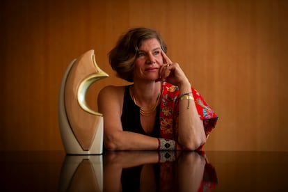 La economista Mariana Mazzucato, con el galardón del Premio de Economía Emilio Ontiveros.
