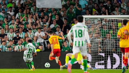 Cedric Bakambu (izquierda) anota el primer gol del Betis ante el Jagiellonia.