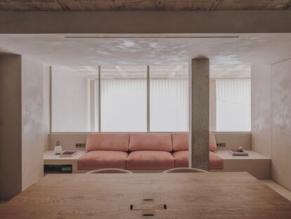 Detalle de la planta superior del estudio de Andres Reisinger. La mesa está fabricada por los artesanos de Fusteria Vidal, las sillas son el modelo LC7 de Cassina y el sofá está construido de cemento con cojines rosas hechos a medida.