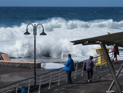 El oleaje y la mala mar golpean este jueves a la localidad de Bajamar, en el municipio de La Laguna en Tenerife.