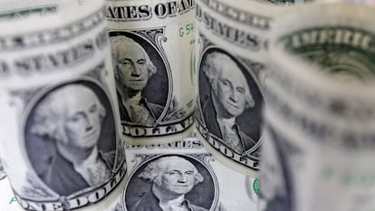 Billetes de un dólar estadounidense, con el retrato de George Washington.