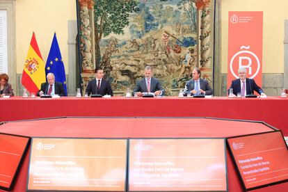 Felipe VI presidió este martes, en el Palacio de El Pardo de Madrid, la reunión del patronato de la Fundación del Foro de Marcas Renombradas Españolas (FMRE), cuyo objetivo es promover la internacionalización de las empresas y potenciar la marca España. En su condición de presidente de honor, el Rey encabezó la sesión acompañado por el ministro de Industria, Comercio y Turismo, Héctor Gómez, y el presidente de la Cámara de Comercio de España, José Luis Bonet.