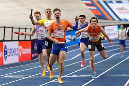 El español Bernat Erta (derecha) se estira para conseguir la plata en el 4x400 masculino del Europeo de Atletismo en pista cubierta.