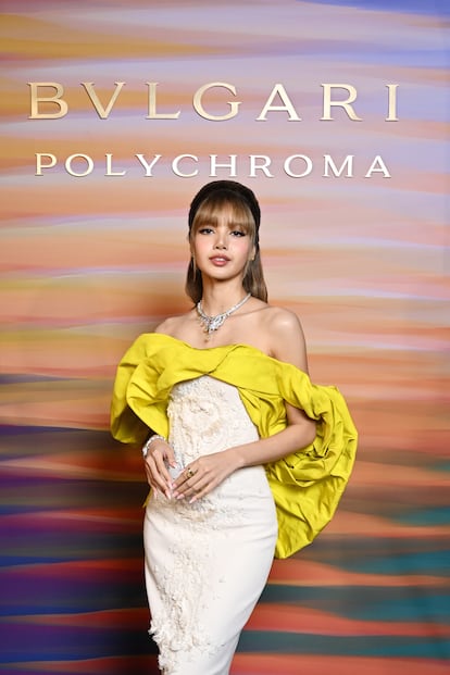 Lisa Manobal, conocida como Lisa, es una de las integrantes del grupo de K Pop Blackpink y este año ha debutado en la interpretación en la temporada de la serie 'The White Lotus' rodada en Tailandia. Es una de las embajadoras globales de Bvlgari y posó con una de las creaciones de la firma.
