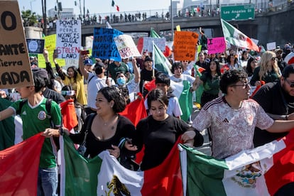 Manifestantes caminan en una de las autopistas de Los Ángeles, el domingo 2 de febrero.