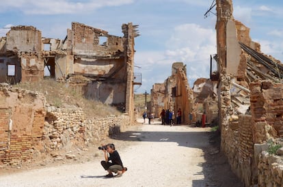 Varios visitantes entre las calles y las ruinas de Belchite.