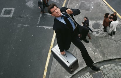 PIERCE BROSNAN, THE DESIRED BOND– He played Bond in 'GoldenEye,' 'Tomorrow Never Dies,' 'The World Is Not Enough,' and 'Die Another Day.' He was another actor brought into the saga thanks to the sharp eye of Dana Broccoli. The producer’s wife took note of his handsome face when Brosnan visited the set of 'For Your Eyes Only,' where his then-wife Cassandra Harris was playing one of the Bond girls. Years later, when the role became available after Roger Moore’s farewell, they reached out to him. By that time, Brosnan was no longer an unknown — he was the star of the hugely successful 'Remington Steele,' where he played a detective as elegant as he was passionate about movies. Brosnan was thrilled about the opportunity, but NBC made him fulfill his contract, so he had to wait until the show ended to finally appear as Bond in 'GoldenEye.' With a soundtrack by Tina Turner and Judi Dench debuting as M, Martin Campbell’s film breathed new life into the franchise and won over critics and audiences alike. The same can’t be said for his subsequent films, though none of their shortcomings were Brosnan’s fault. But that’s not what the infallible Broccolis thought — he became the only Bond actor to be fired from the saga.