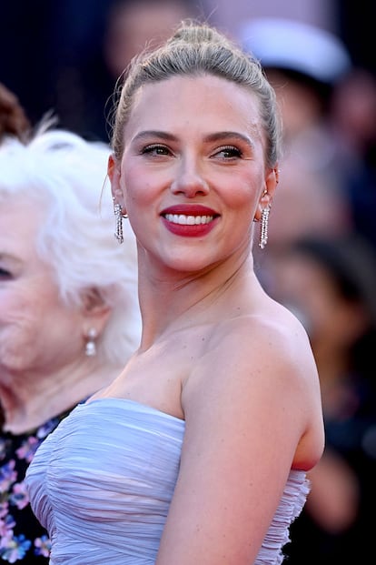 Las joyas lucidas por Johansson, tanto los pendientes, como la pulsera y el anillo, eran de De Beers.