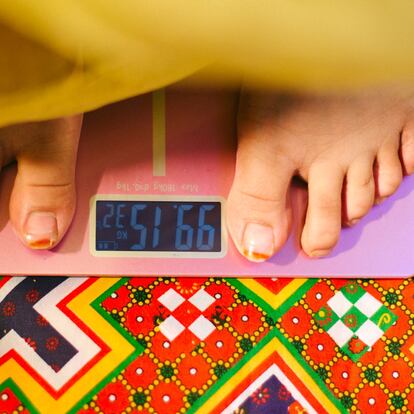 EN : A young girl monitors her weight gain. If there is no "ideal weight", today's young girls don't seem to be satisfied if they don't reach at least the 70kg bar. To be able to marry, some girls still say they are under pressure from family but also from their husbands for whom marrying an overweight woman is a source of pride. The psychological impact on women can be very dangerous. In 2011, one girl mixed all kinds of pills and syrups to gain weight before her marriage. She overdosed and died of a heart attack.
FR : Une jeune fille surveille sa prise de poids. S’il n’y a pas de «poids idéal», les jeunes filles d'aujourd'hui ne semblent pas être satisfaites si elles n’atteignent pas au moins la barre des 70kg. Pour pouvoir se marier, certaines filles racontent encore aujourd'hui subir la pression de la famille mais aussi de leur mari pour qui épouser une femme avec de l'embonpoint est une fierté. L’impact psychologique sur les femmes peut être très dangereux. En 2011, une fille a mélangé toute sortes de pilules et de sirops pour grossir avant son mariage. Elle a fait une overdose et est morte d’une crise cardiaque.