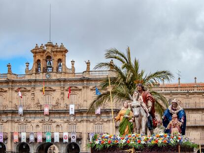 La procesión de la borriquilla, de la hermandad de Jesús Amigo de los Niños, en la plaza Mayor de Salamanca, en la Semana Santa de 2022.