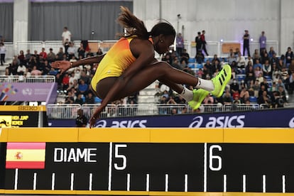 Fátima Diame, durante uno de sus saltos en el Mundial.